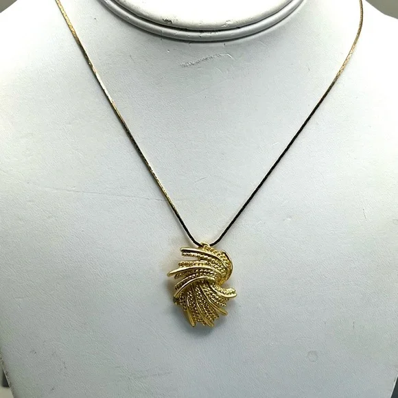 Elegant Gold Pendant Necklace